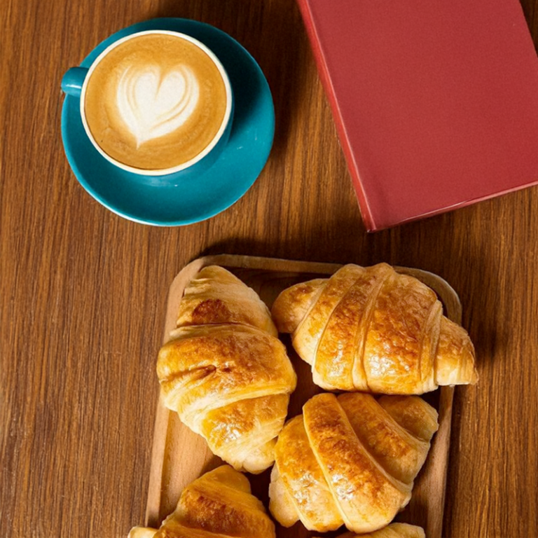 Café, postre y libro